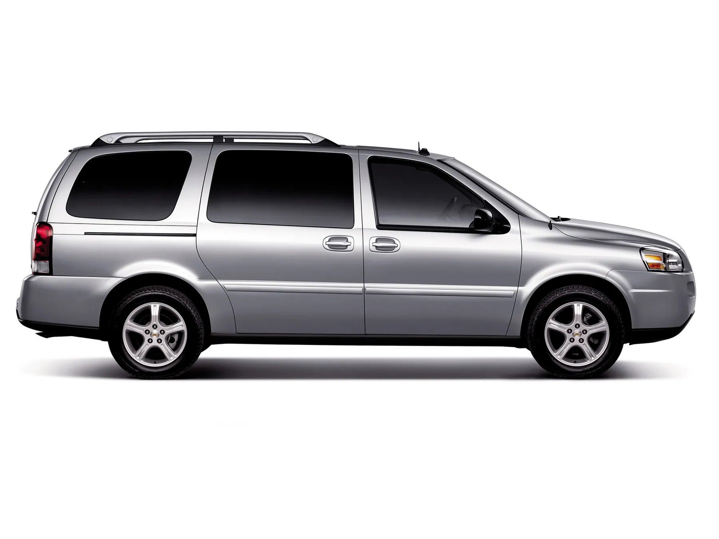 Chevrolet_Uplander_1_generation__Minivan__3.jpg