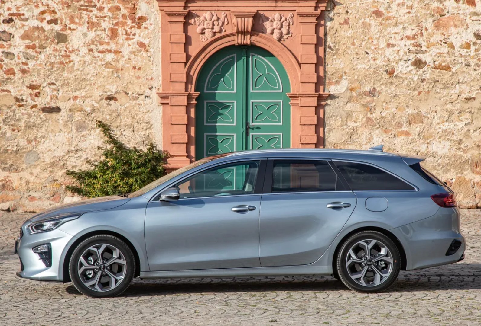 Kia_Ceed_3_generation__Estate_5-door__11.jpg