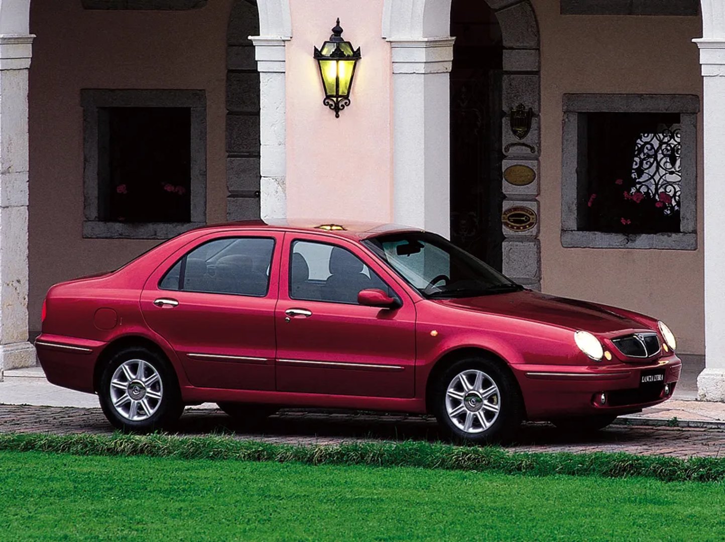 Lancia_Lybra_1_generation__Sedan__5.jpg