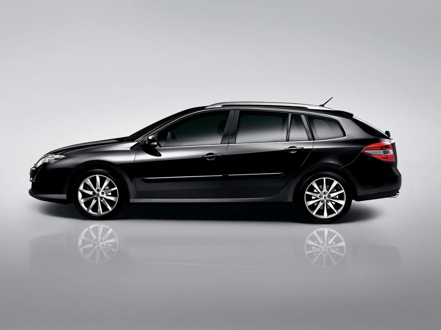 Renault_Laguna_3_generation__Estate_5-door__11.jpg