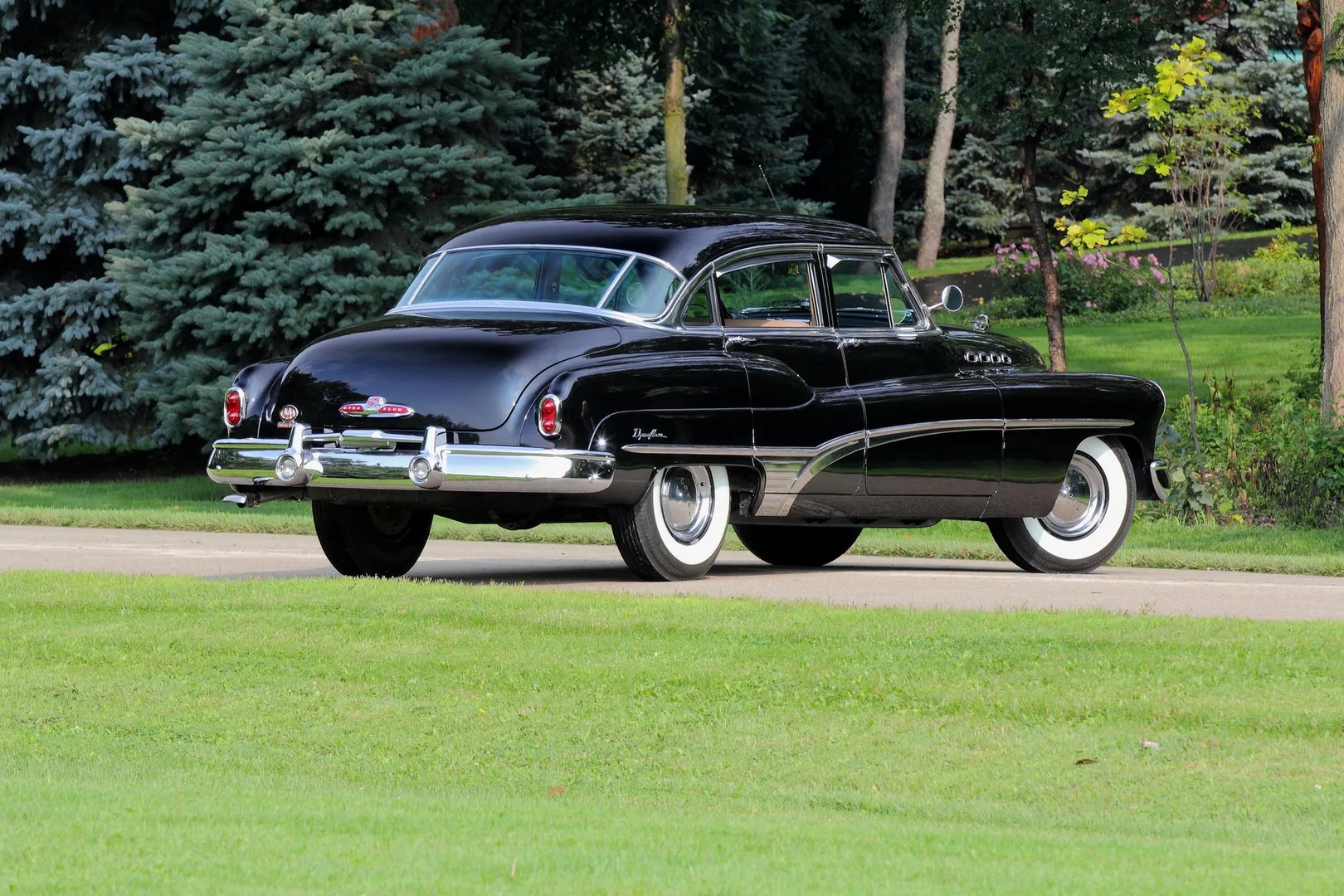 Buick_Roadmaster_5_generation__Sedan__1.jpg