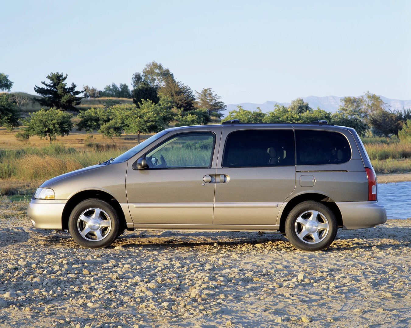 Nissan_Quest_2_generation__Minivan__3.jpg