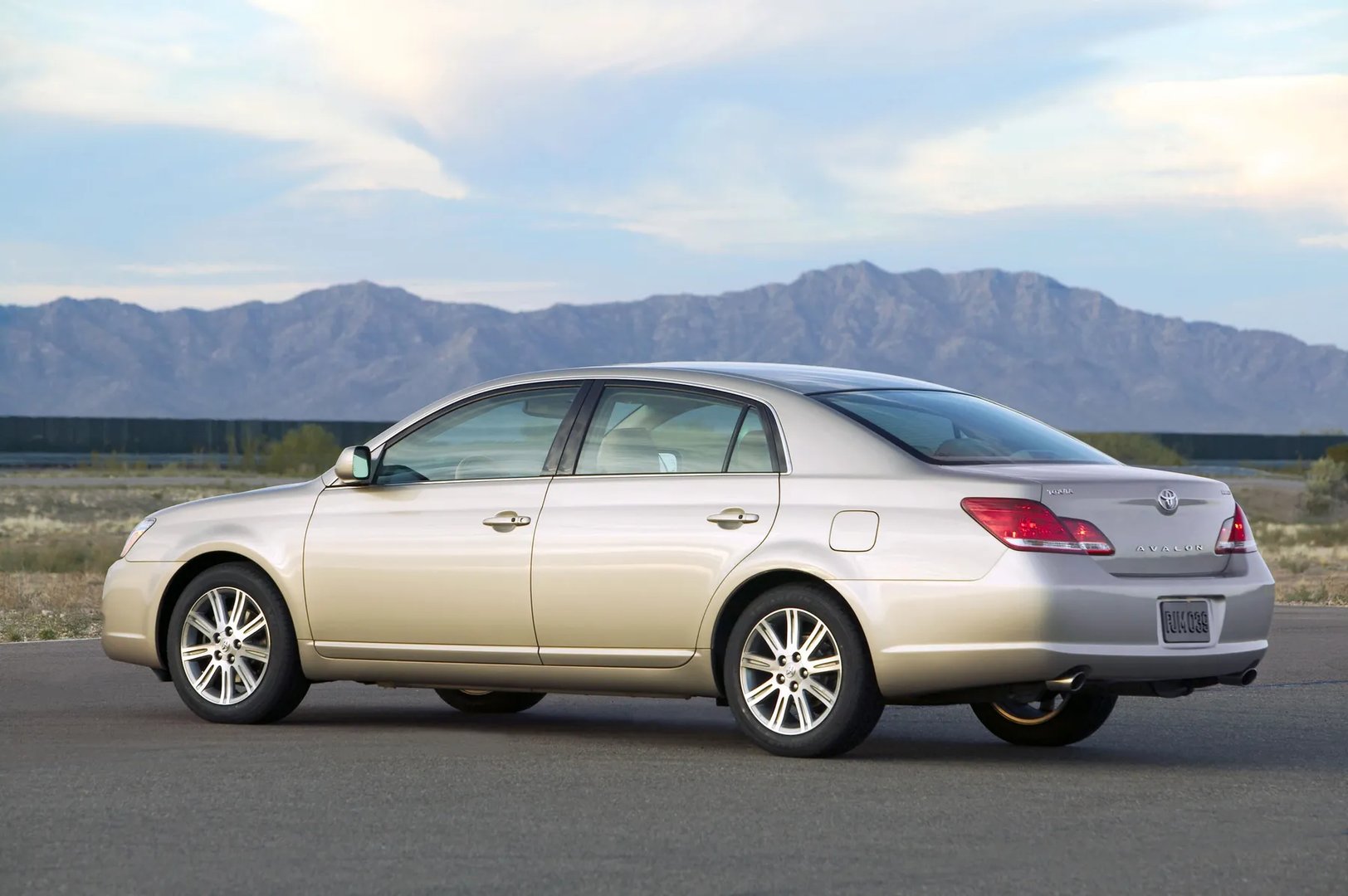 Toyota_Avalon_3_generation__Sedan__5.jpg