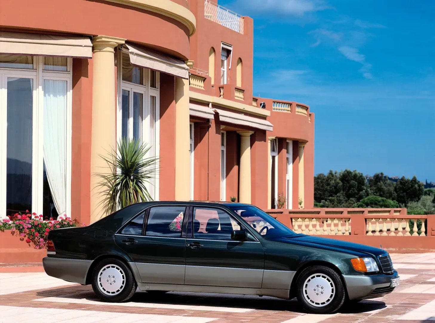 Mercedes_S-Class_3_generation__Sedan__4.jpg