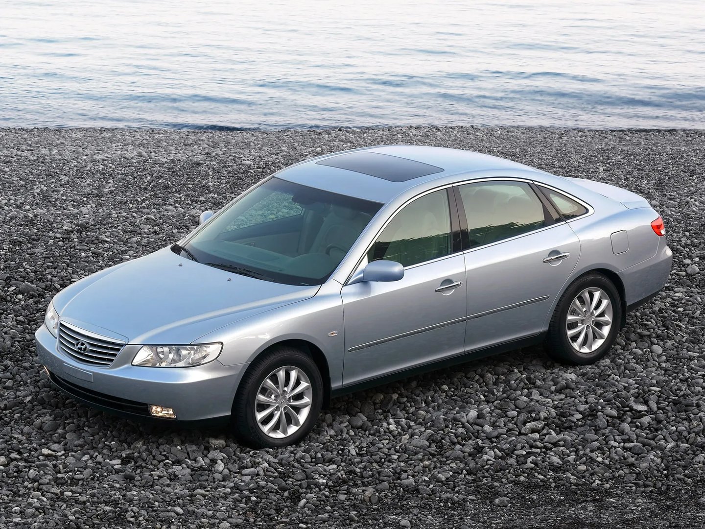 Hyundai_Grandeur_4_generation__Sedan__9.jpg