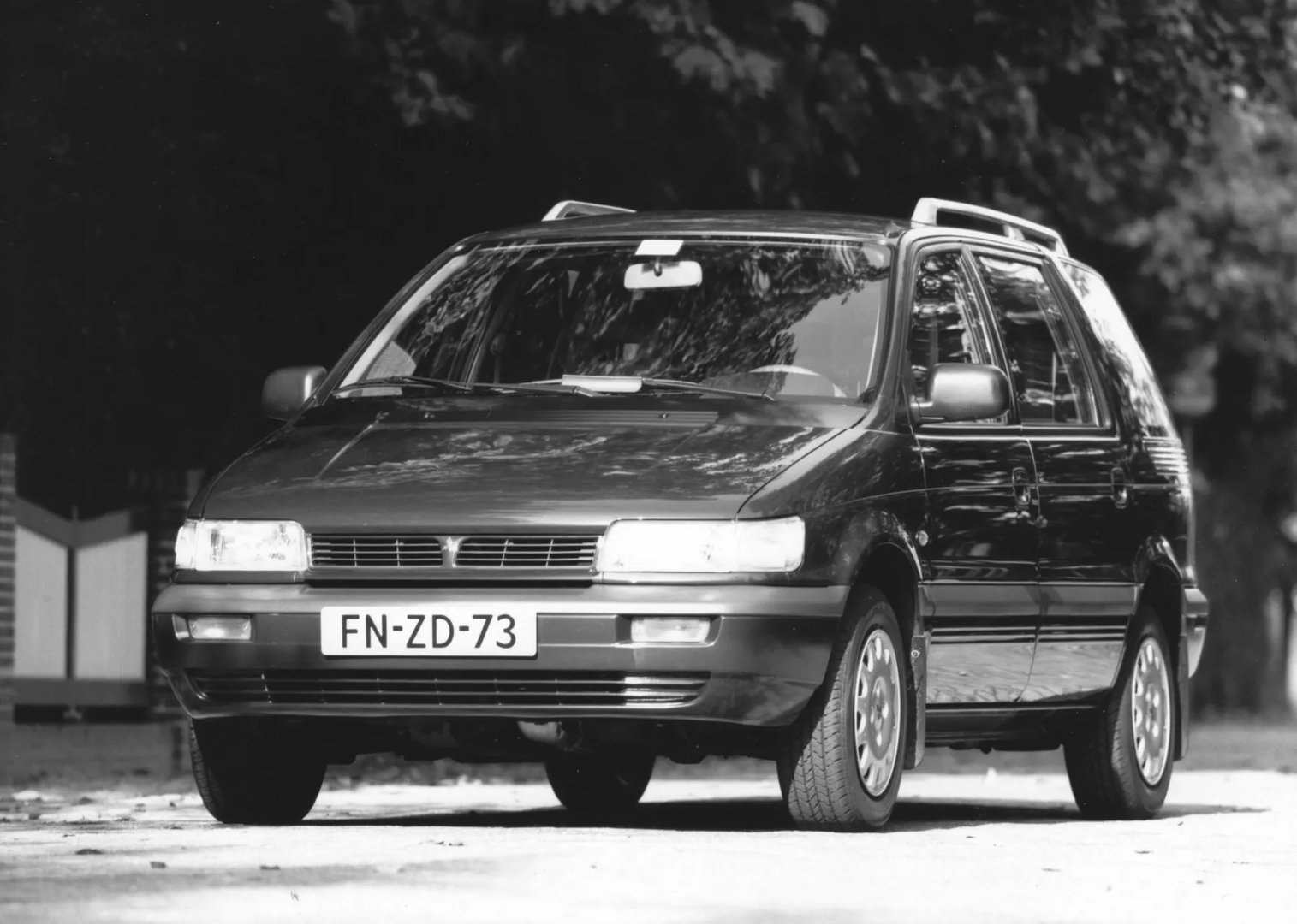 Mitsubishi_Space_Wagon_2_generation__Compact_Van__2.jpg