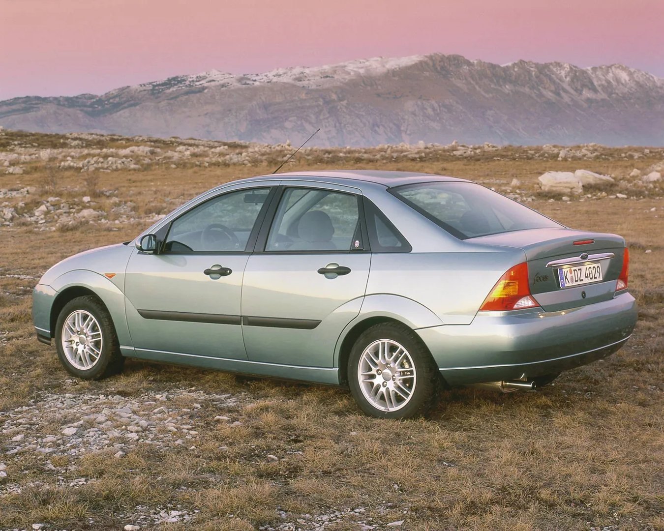 Ford_Focus_1_generation__Sedan__5.jpg
