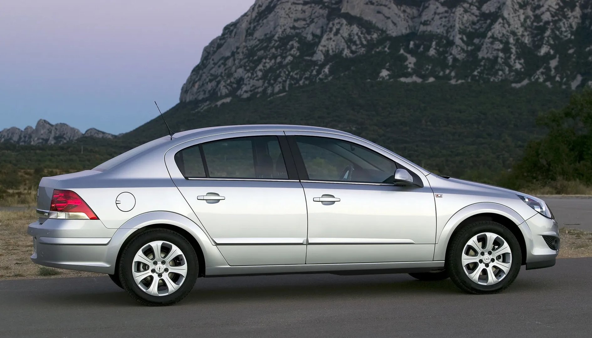 Opel_Astra_3_generation_restyling__Sedan__6.jpg