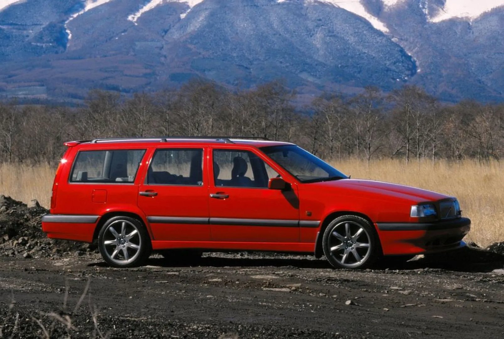 Volvo_850_1_generation__Estate_5-door__4.jpg