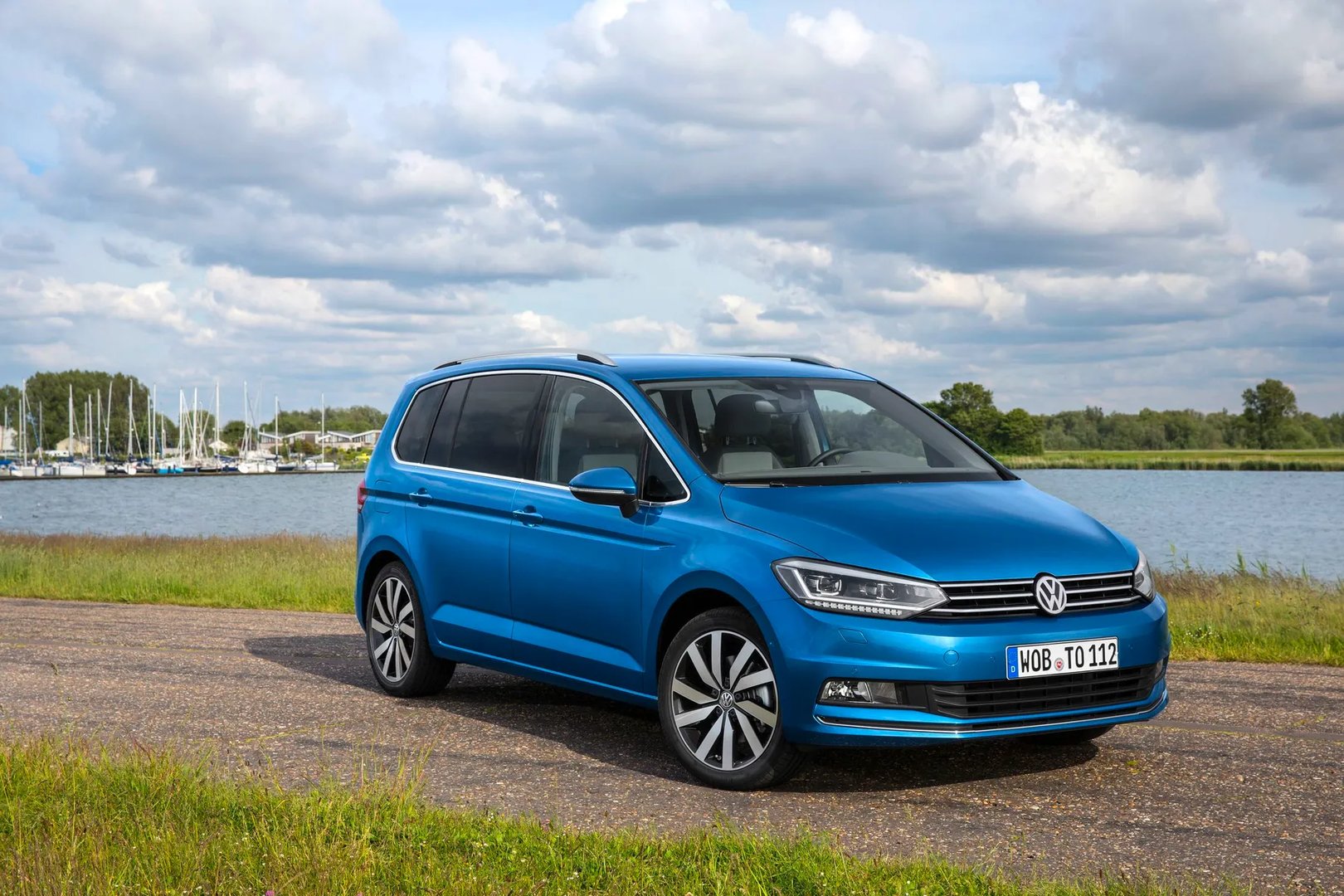 Volkswagen_Touran_3_generation__Compact_Van__5.jpg