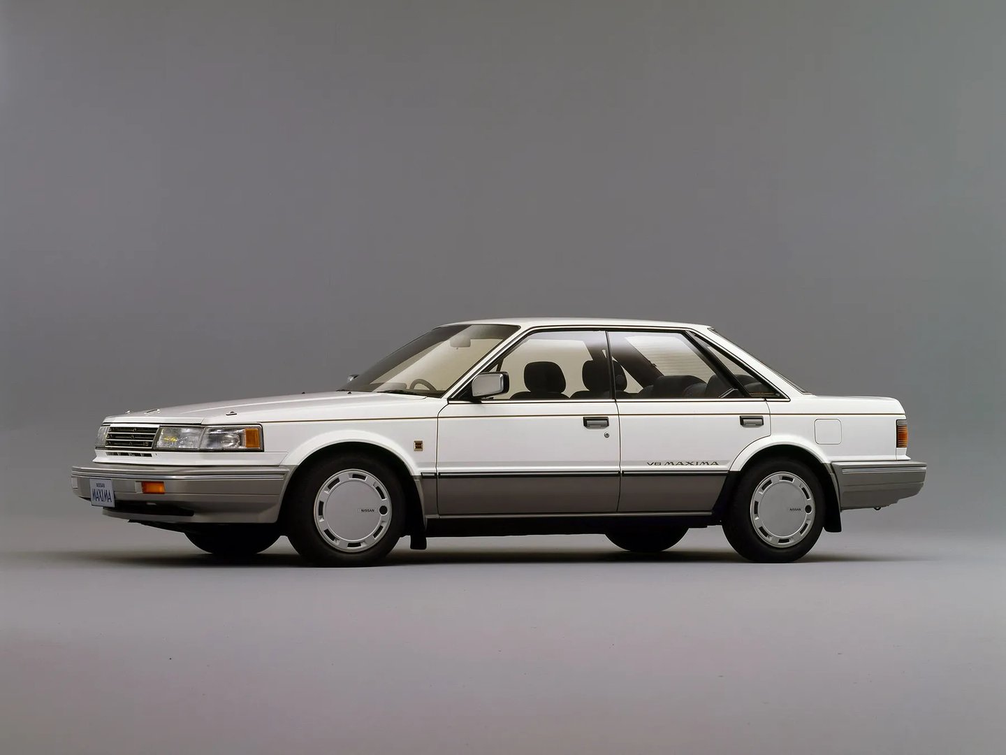 Nissan_Maxima_2_generation__Sedan_Hardtop__6.jpg