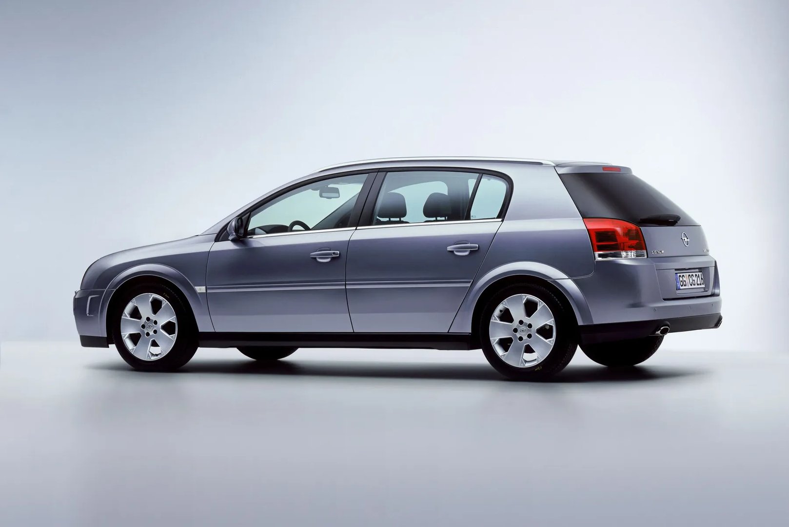 Opel_Signum_1_generation__Hatchback_5-door__2.jpg