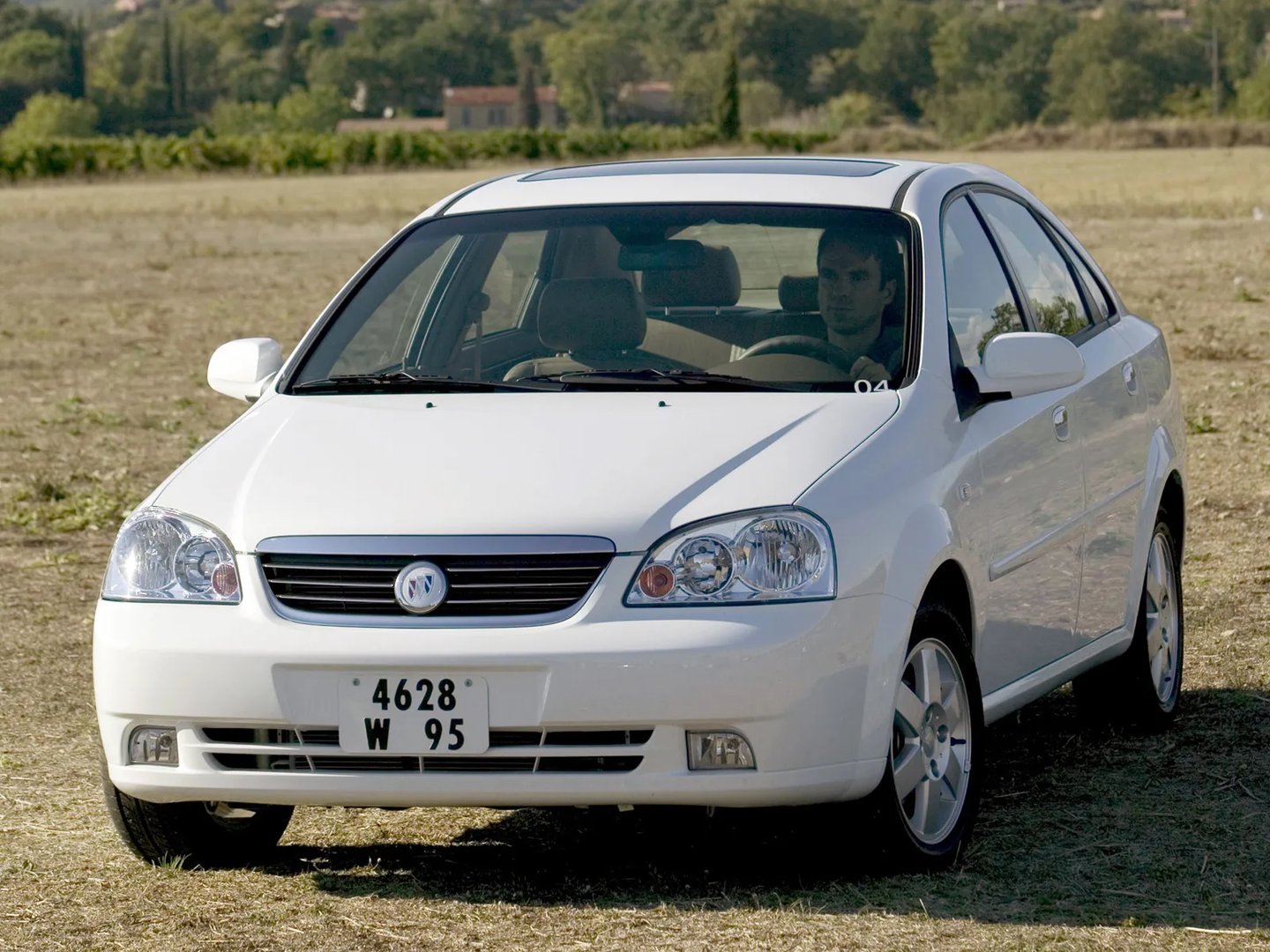 Buick_Excelle_1_generation__Sedan__2.jpg