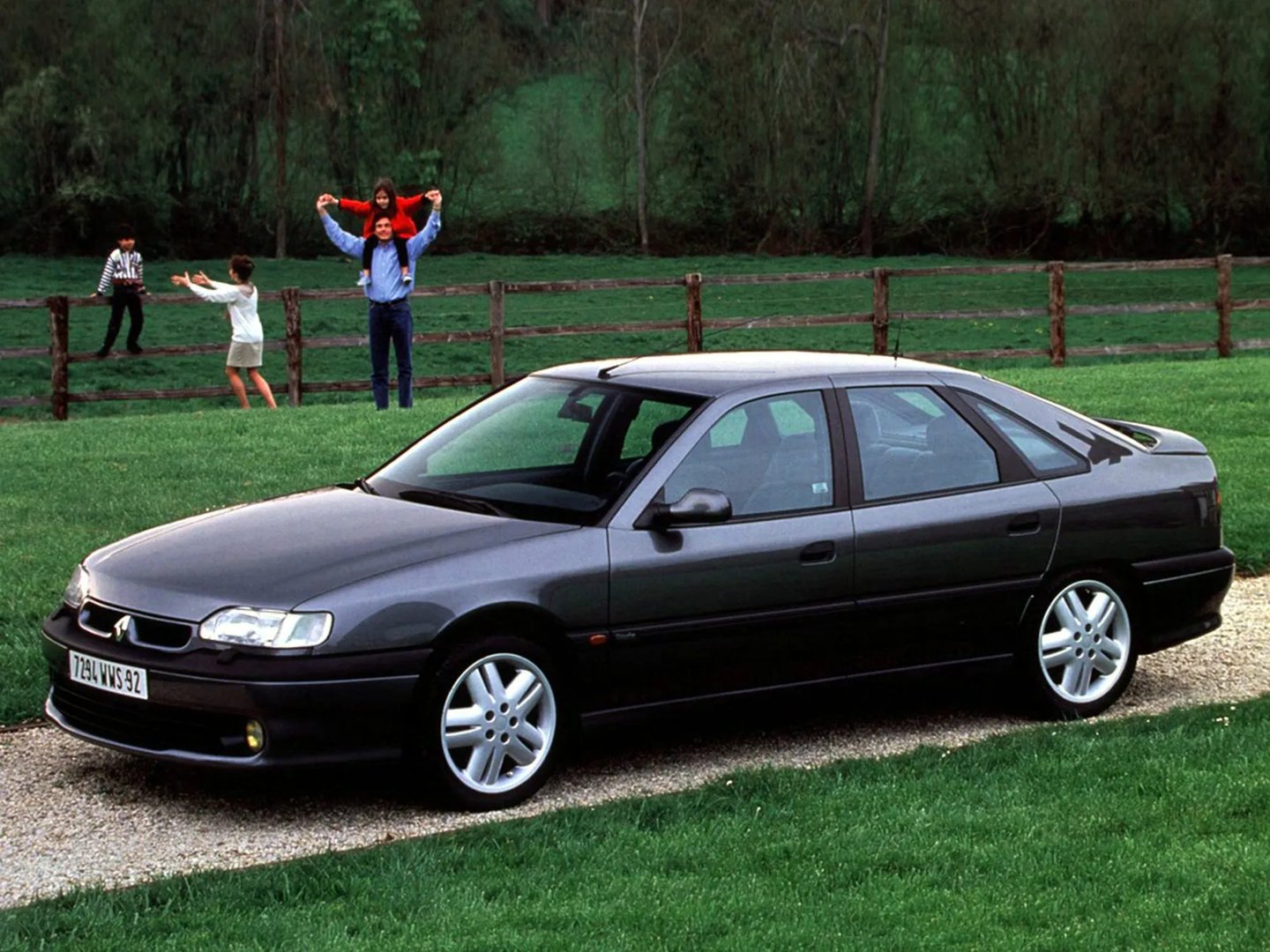 Renault_Safrane_1_generation__Hatchback_5-door__1.jpg