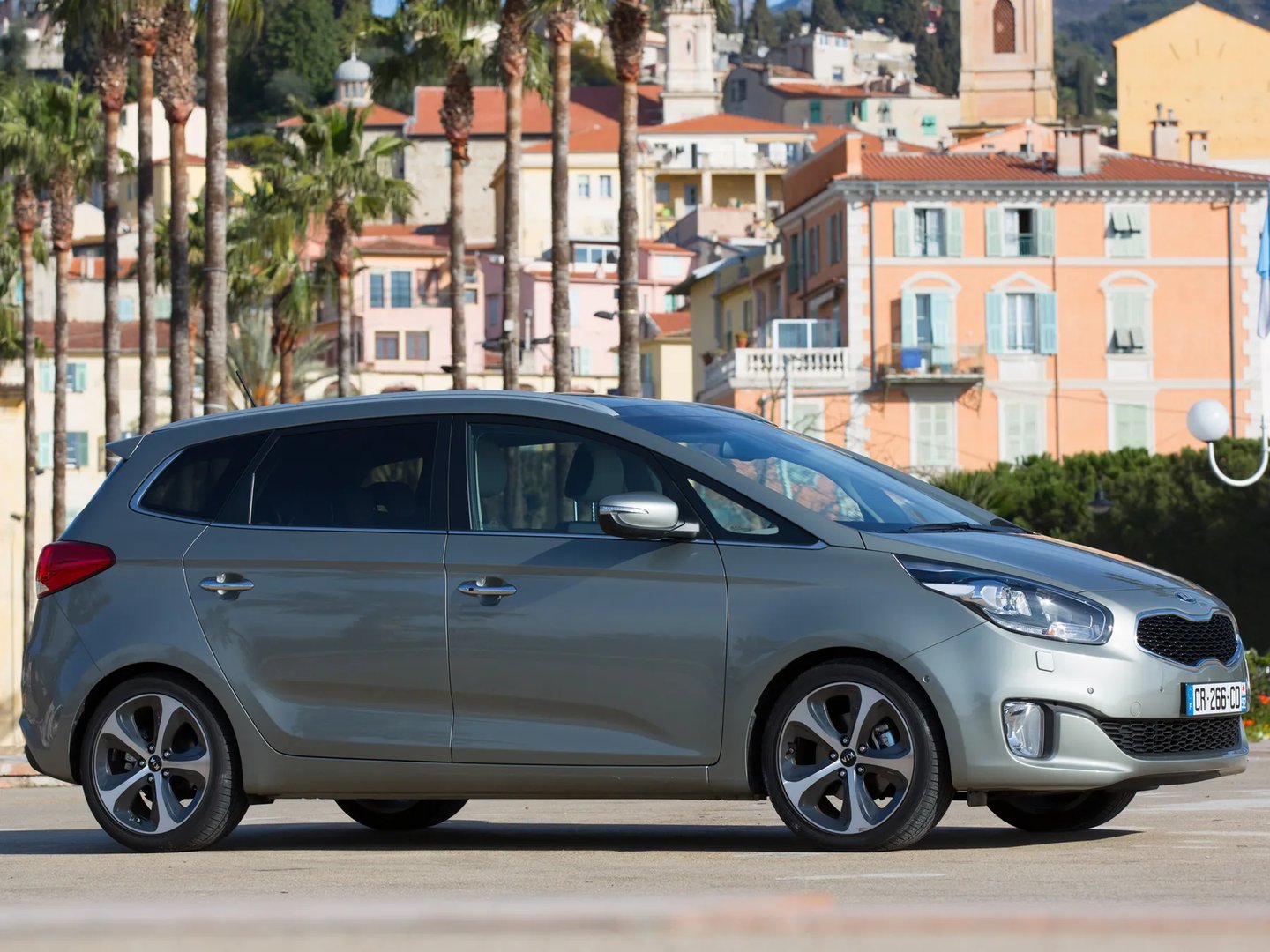 Kia_Carens_3_generation__Compact_Van__3.jpg
