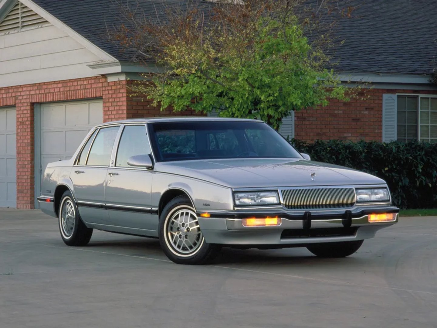 Buick_LeSabre_6_generation__Sedan__7.jpg
