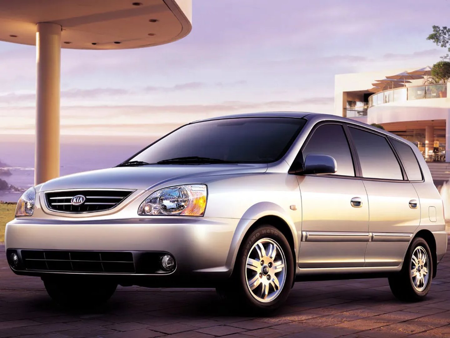 Kia_Carens_1_generation_restyling__Compact_Van__1.jpg