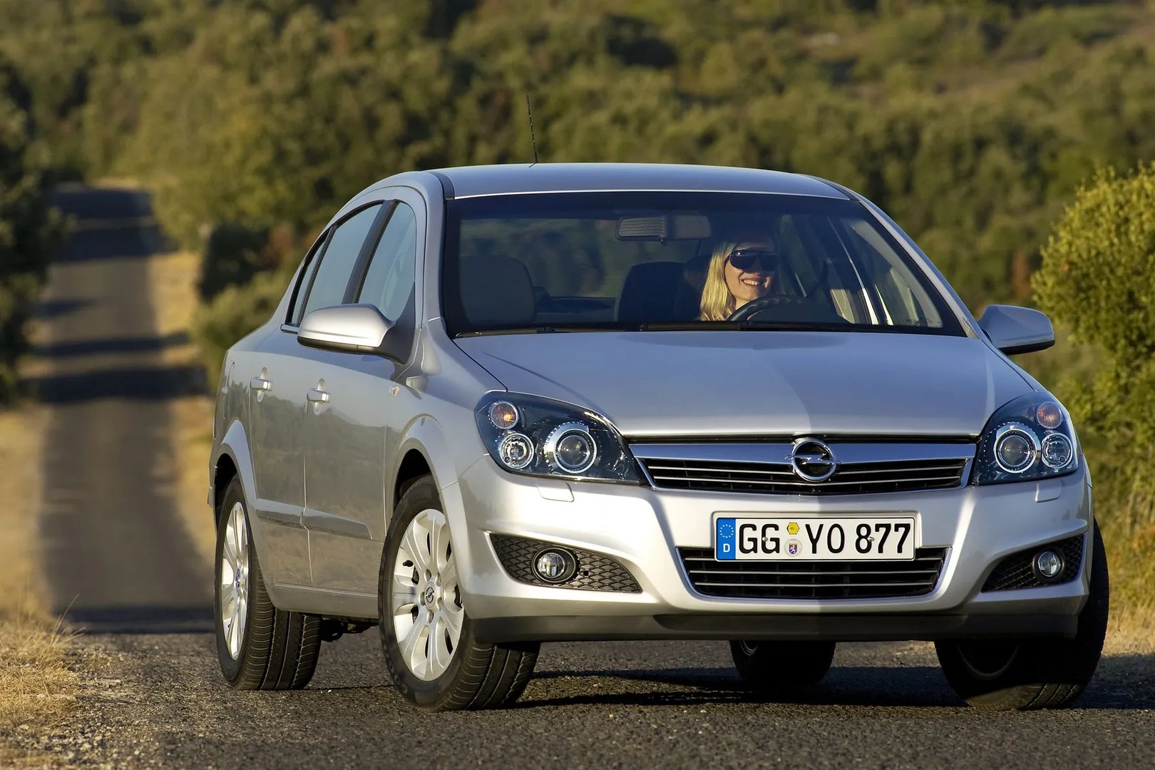 Opel_Astra_4_generation__Sedan__3.jpg