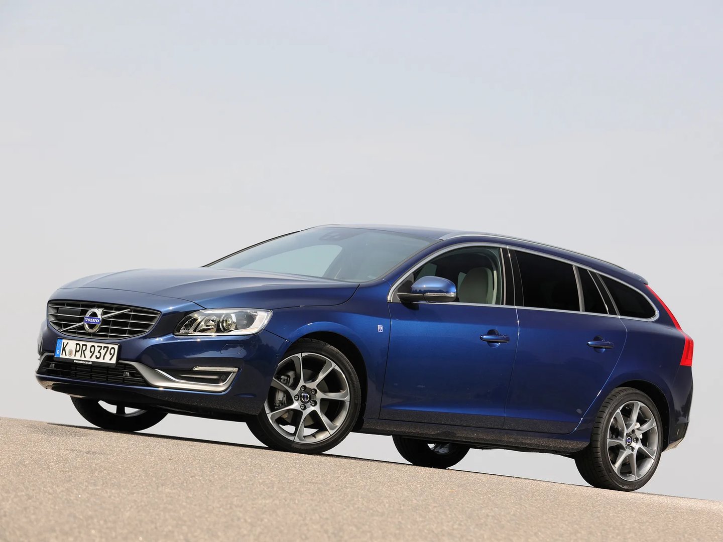 Volvo_V60_1_generation_restyling__Estate_5-door__8.jpg