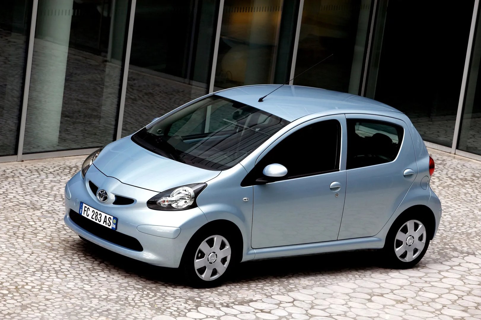 Toyota_Aygo_1_generation__Mini_5-doors__1.jpg