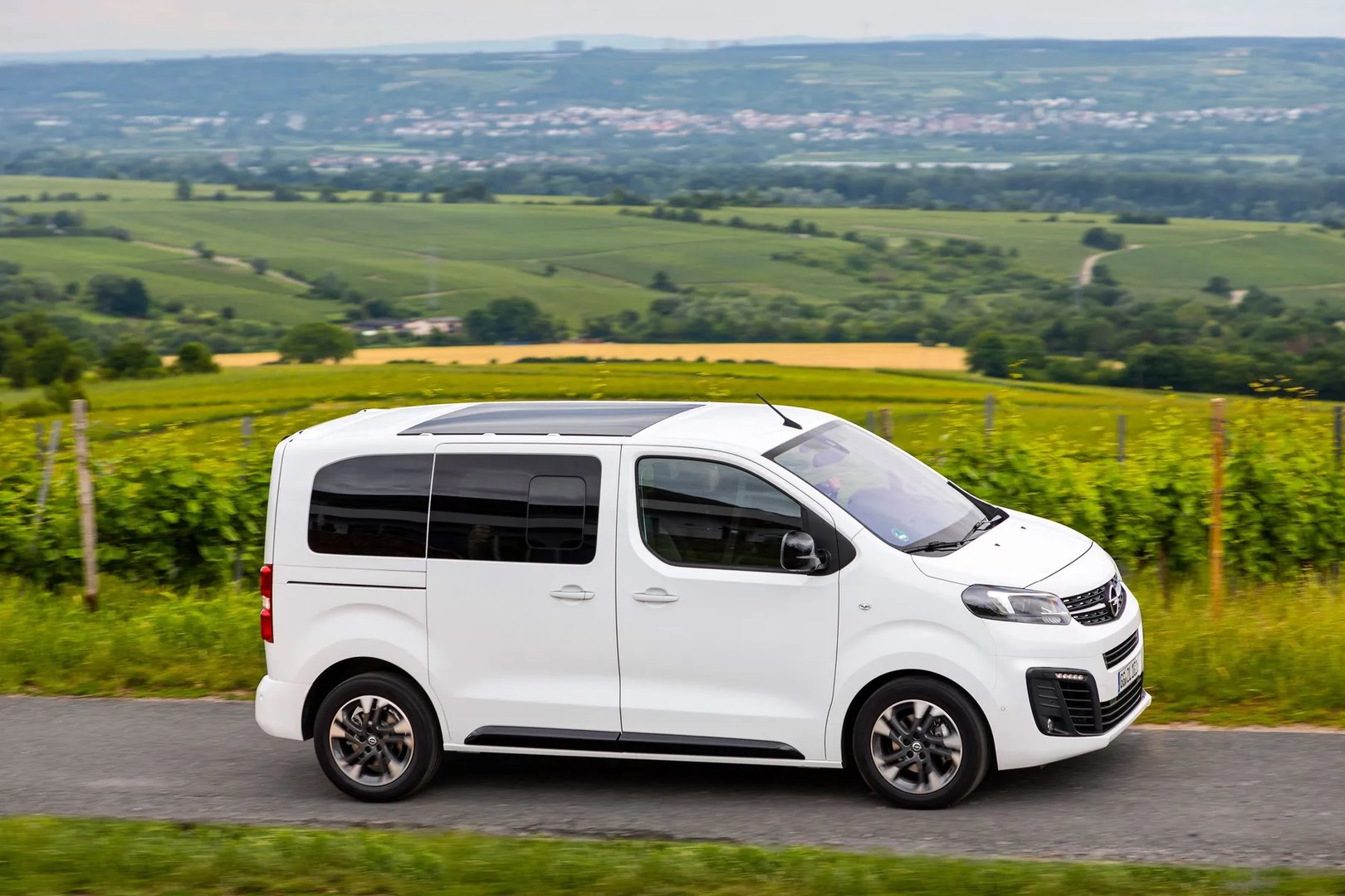 Opel_Zafira_Life_1_generation__Minivan_Short__8.jpg