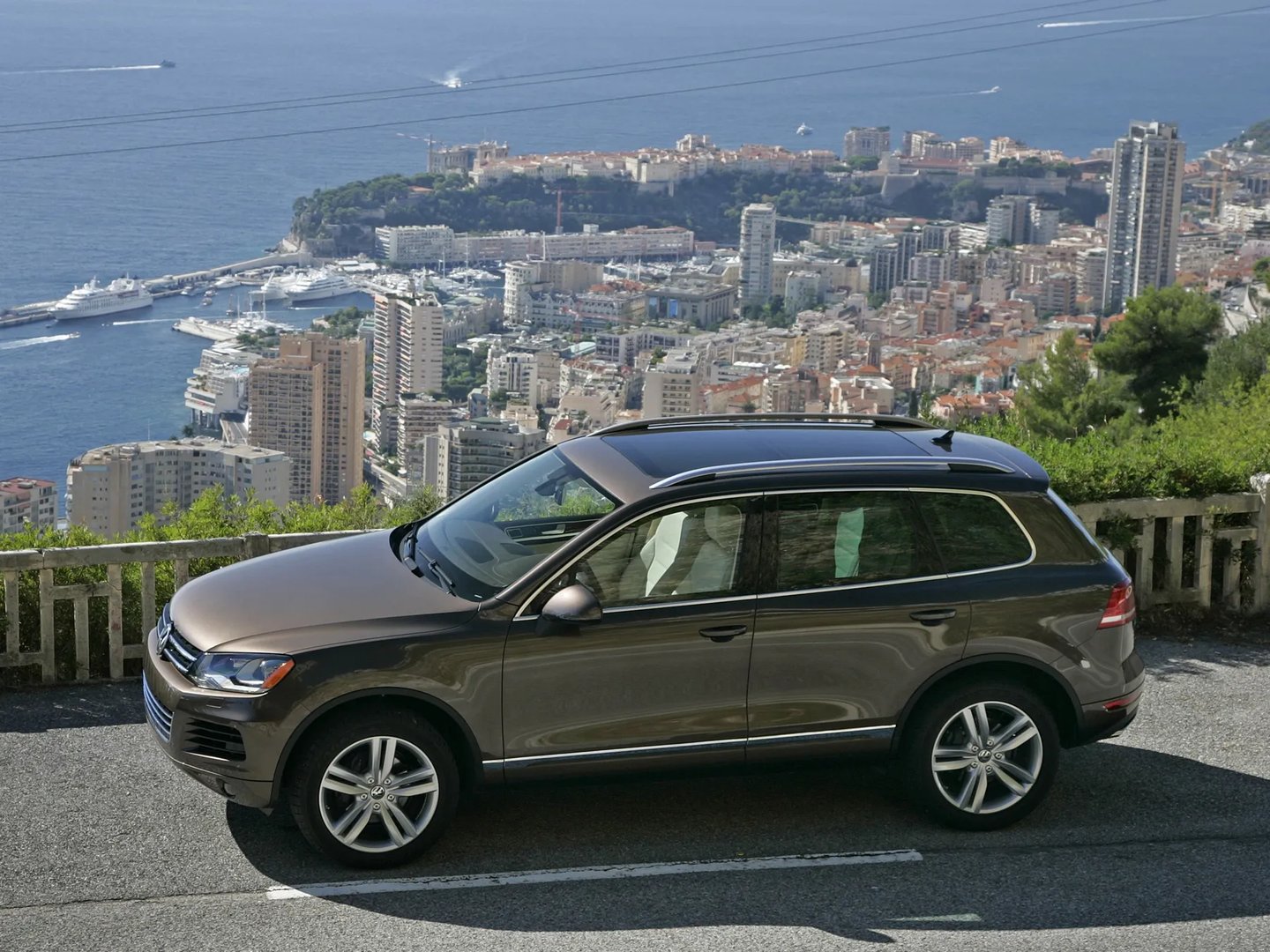 Volkswagen_Touareg_2_generation__SUV_5-doors__13.jpg