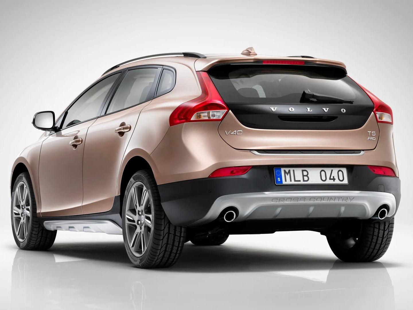 Volvo_V40_Cross_Country_1_generation__Hatchback_5-door__3.jpg