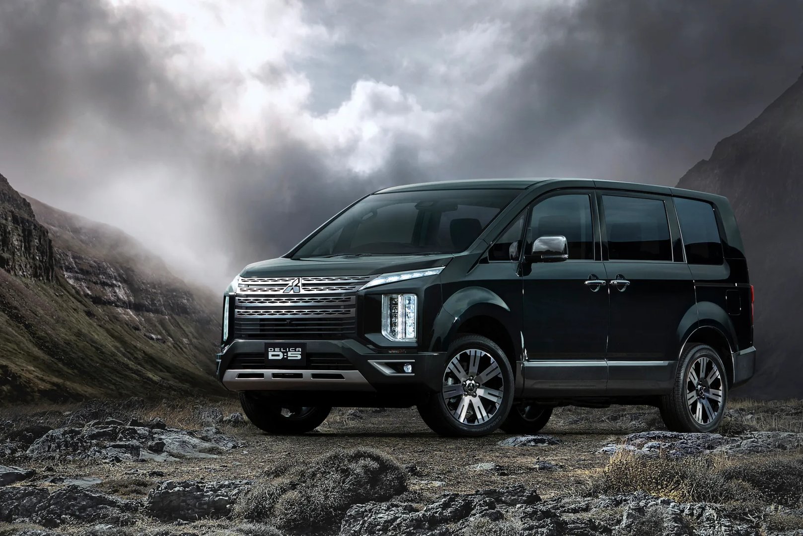 Mitsubishi_Delica_5_generation_restyling__Minivan__8.jpg
