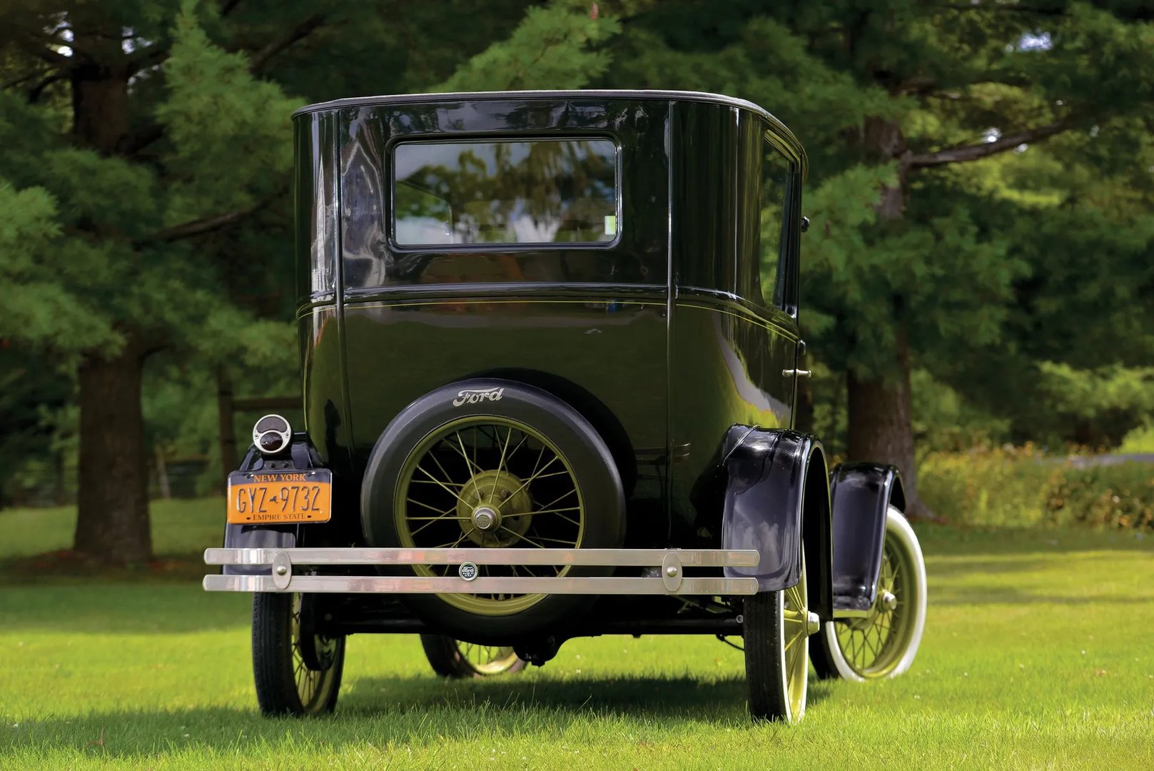 Ford_Model_T_1_generation__Sedan_2-doors__3.jpg