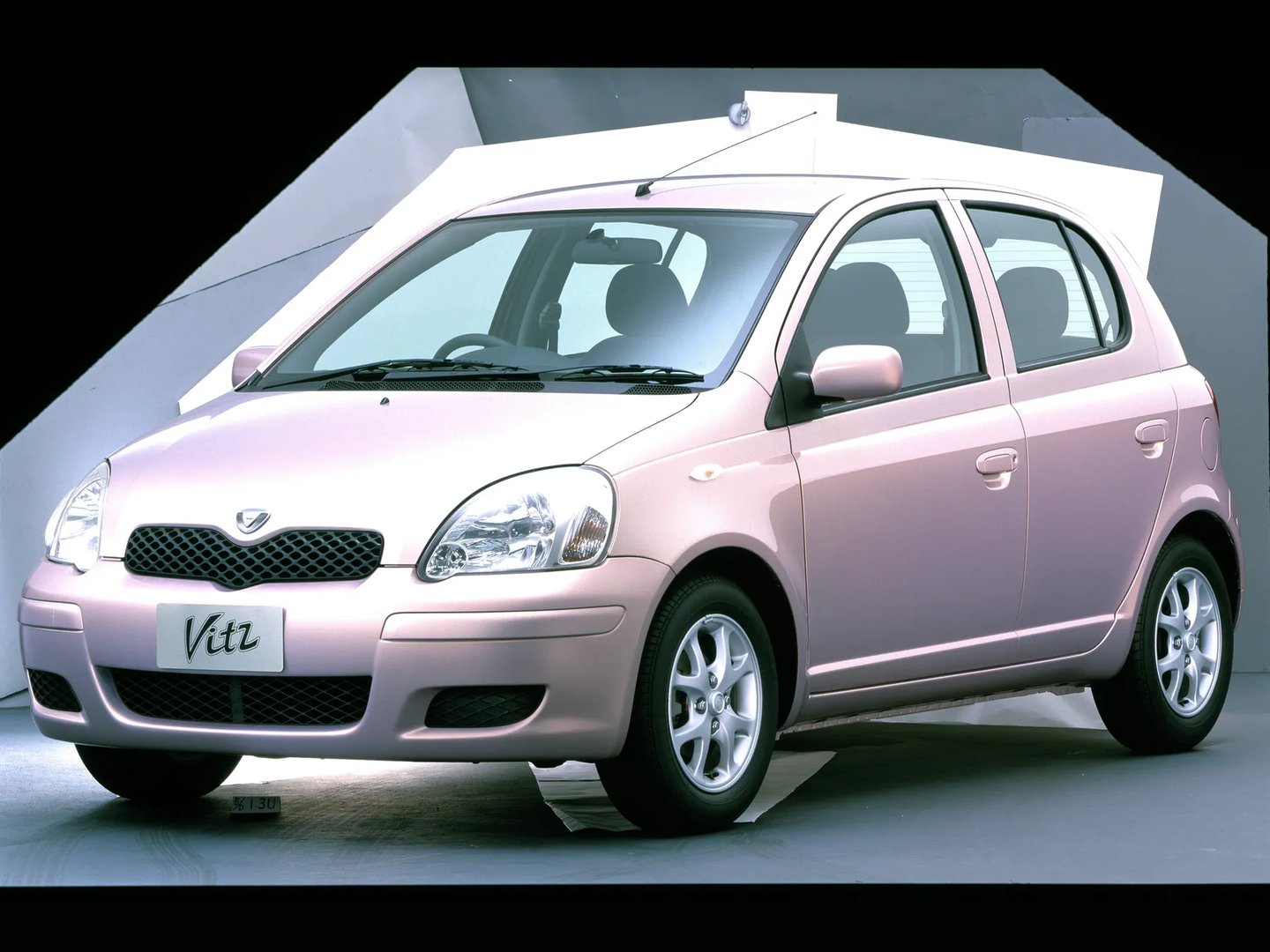 Toyota_Vitz_1_generation__Mini_5-doors__2.jpg