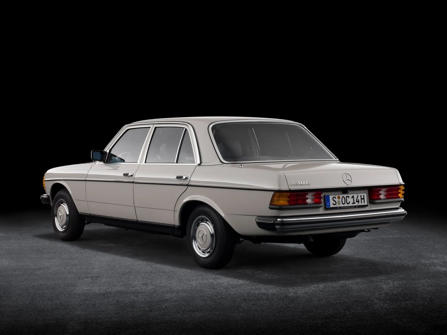Mercedes_W123_1_generation__Sedan__1.jpg
