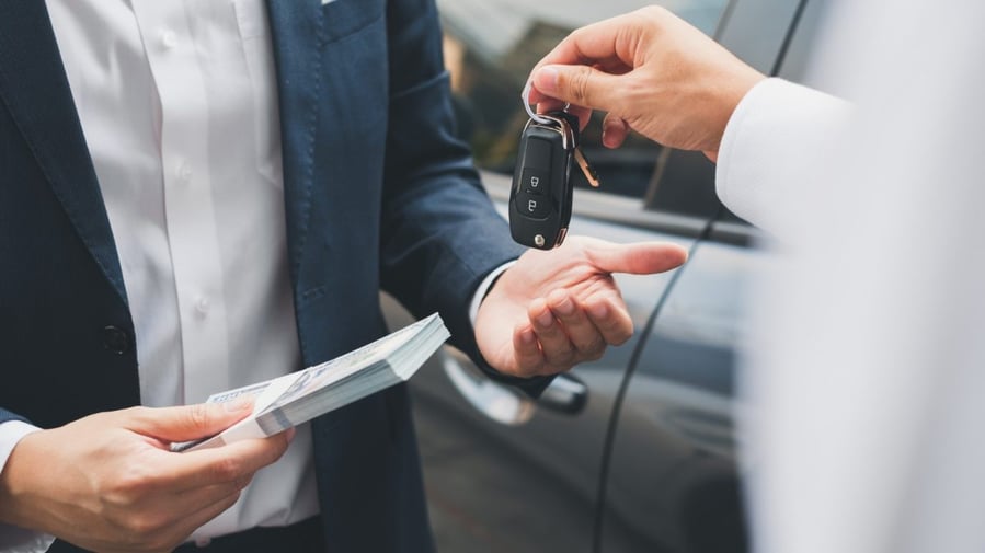 Unterzeichnung eines Kfz-Kaufvertrags bei einem privaten Autoverkauf in Deutschland