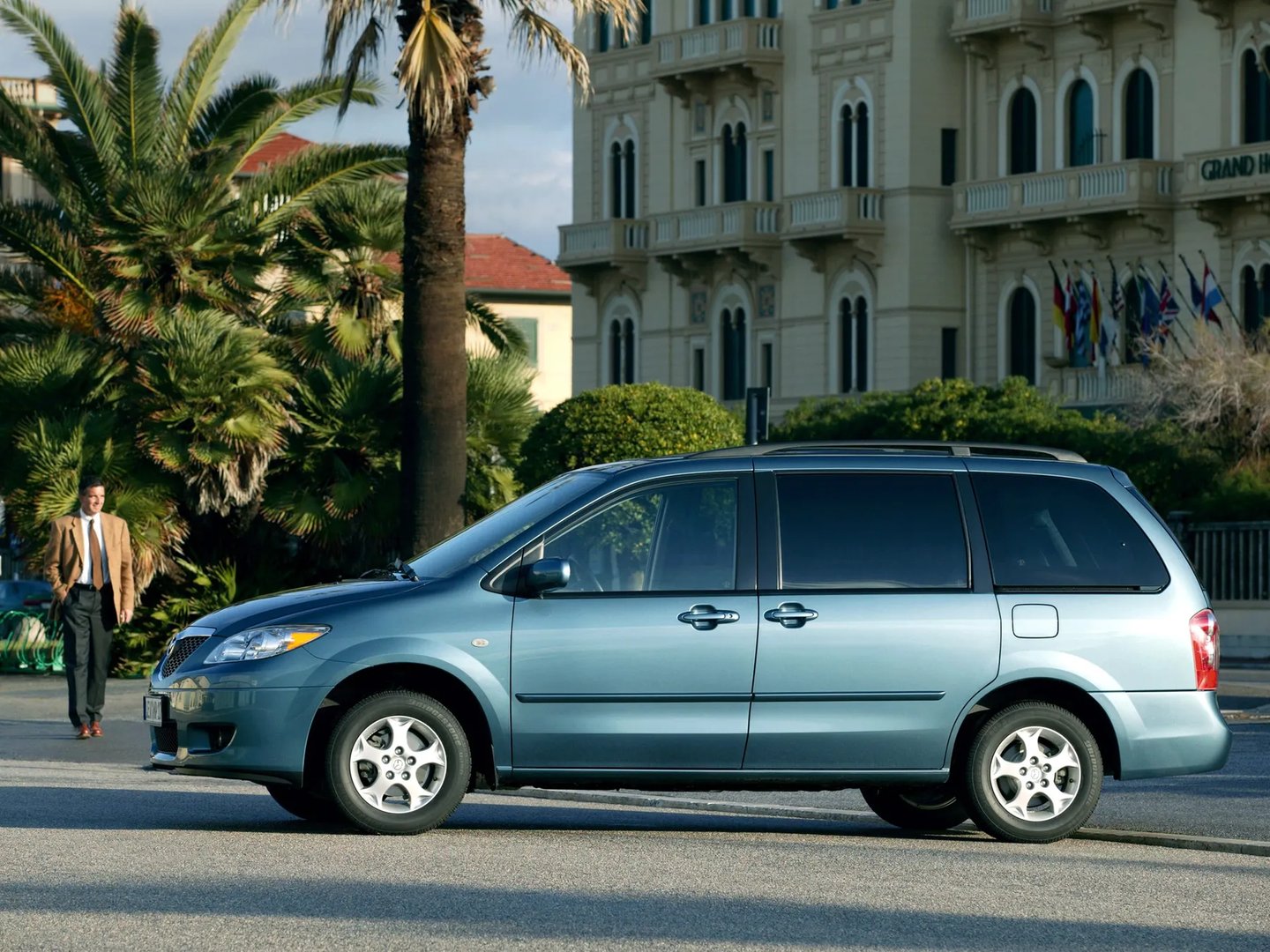 Mazda_MPV_2_generation_restyling__Compact_Van__11.jpg