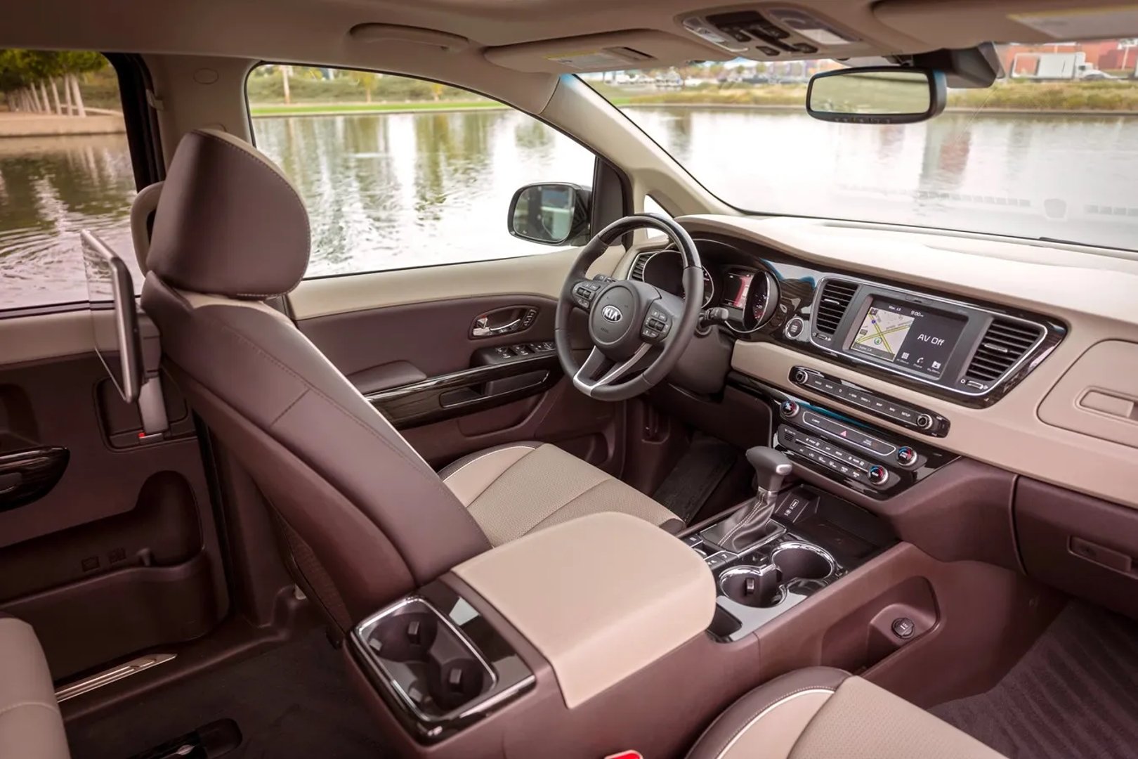 Kia_Sedona_3_generation__Minivan__6.jpg