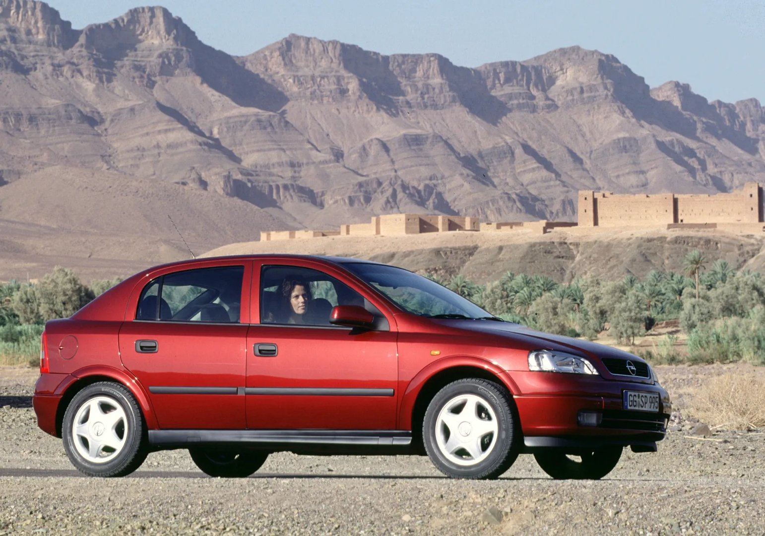 Opel_Astra_2_generation__Hatchback_5-door__5.jpg