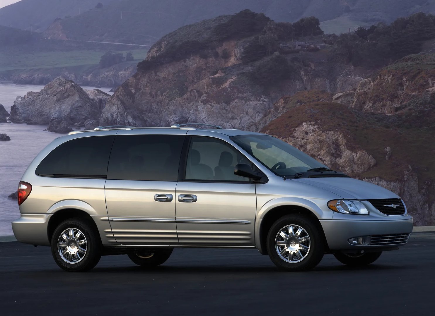 Chrysler_Town_&amp;_Country_4_generation__Minivan__2.jpg