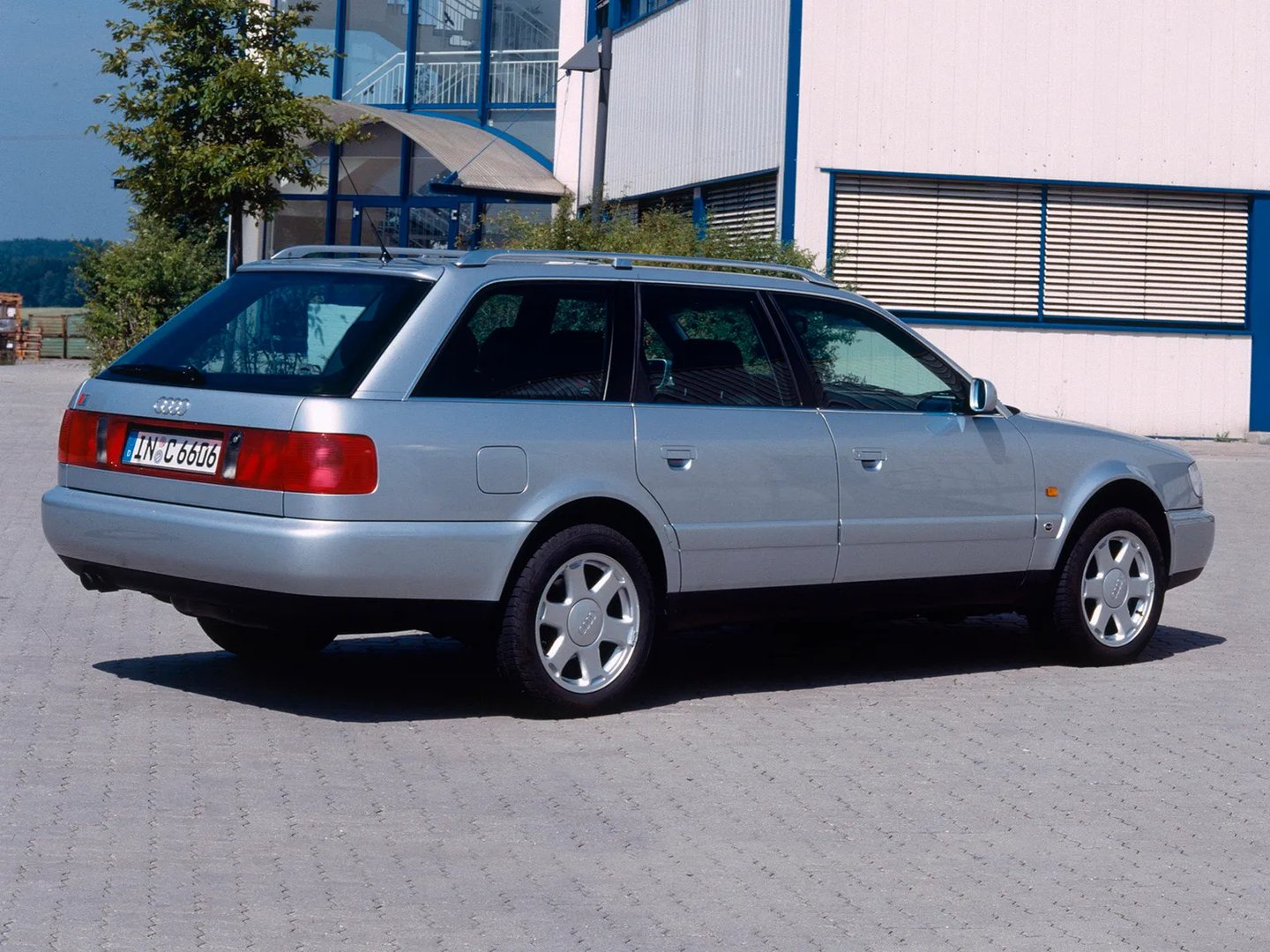 Audi_S6_1_generation__Estate_5-door__5.jpg