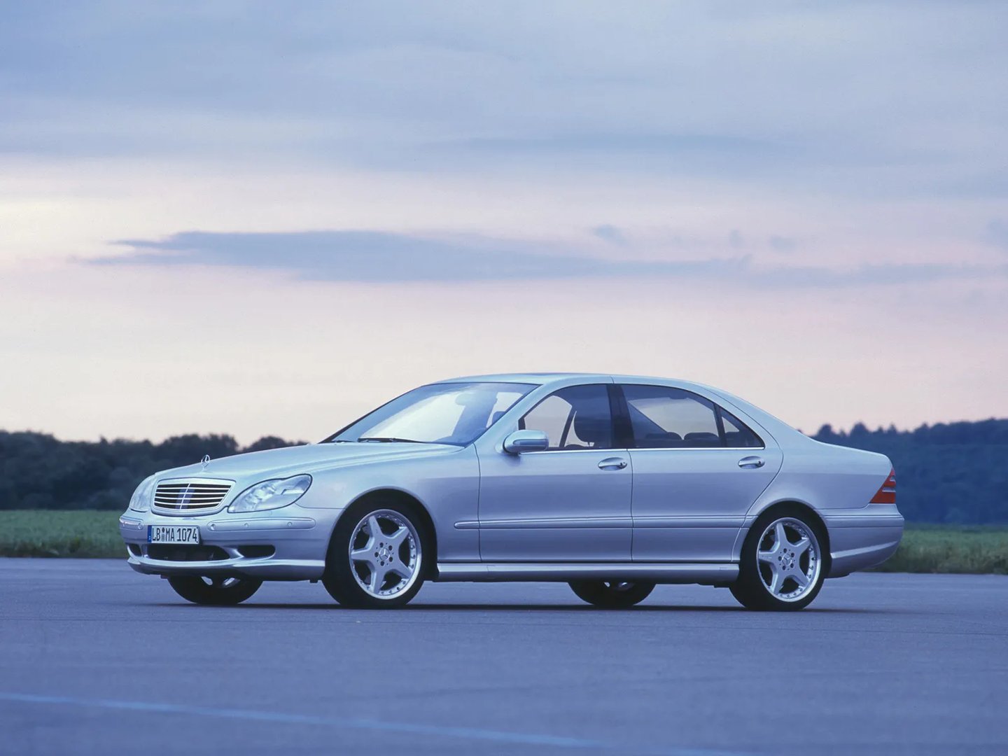 V220  Sedan Long