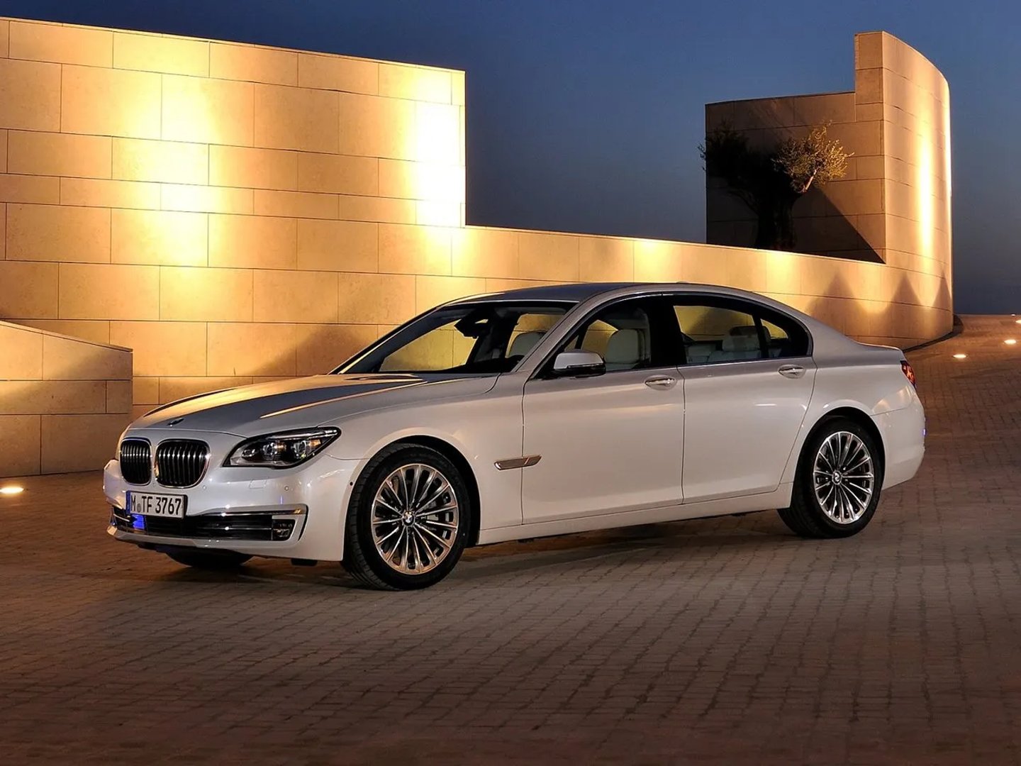BMW_7_series_5_generation_restyling__Sedan__2.jpg