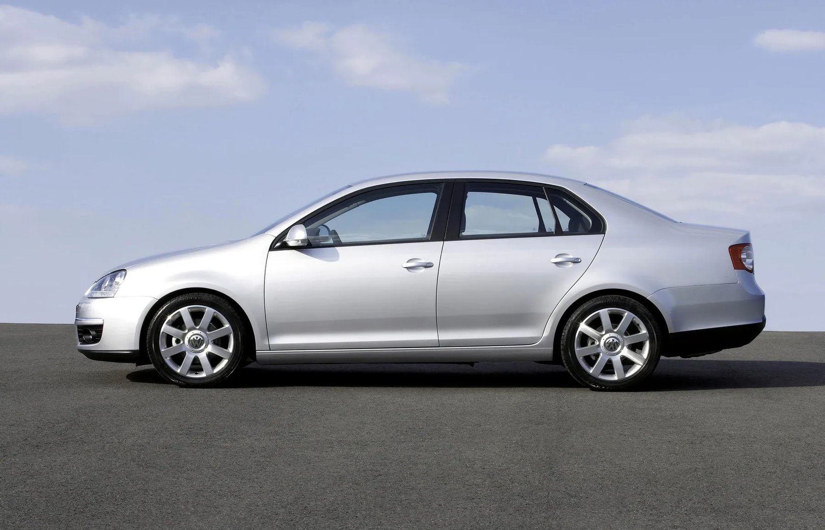 Volkswagen_Jetta_5_generation__Sedan__13.jpg