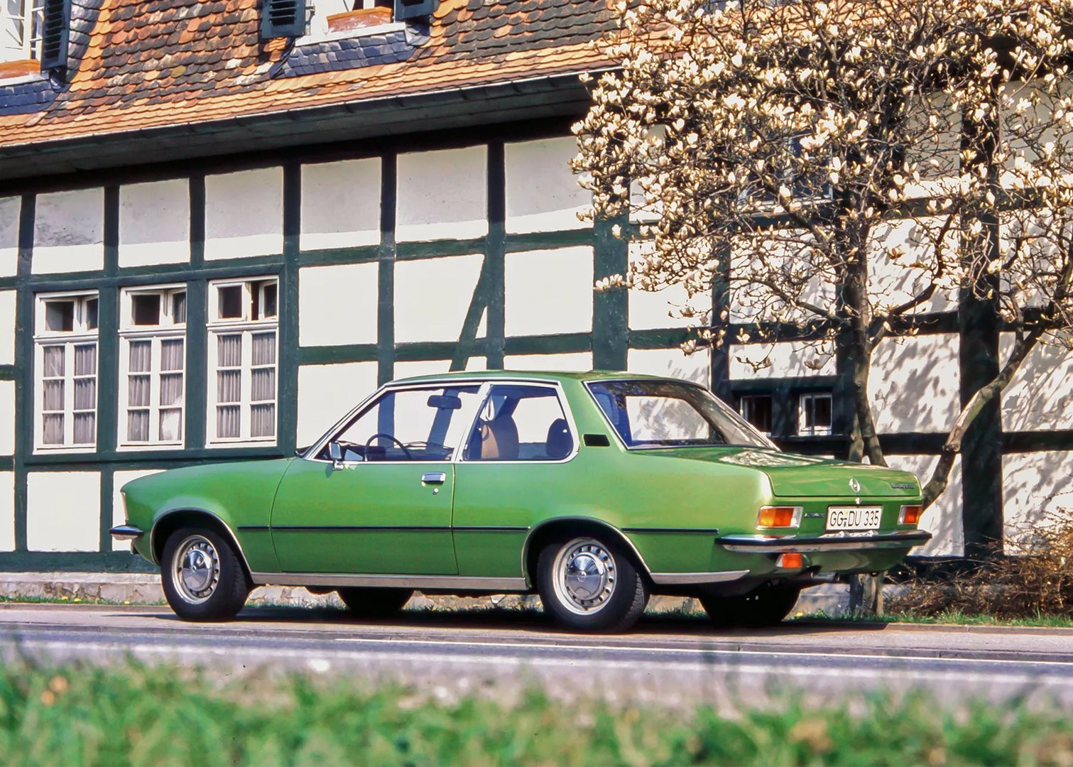 Opel_Rekord_4_generation__Sedan_2-doors__2.jpg