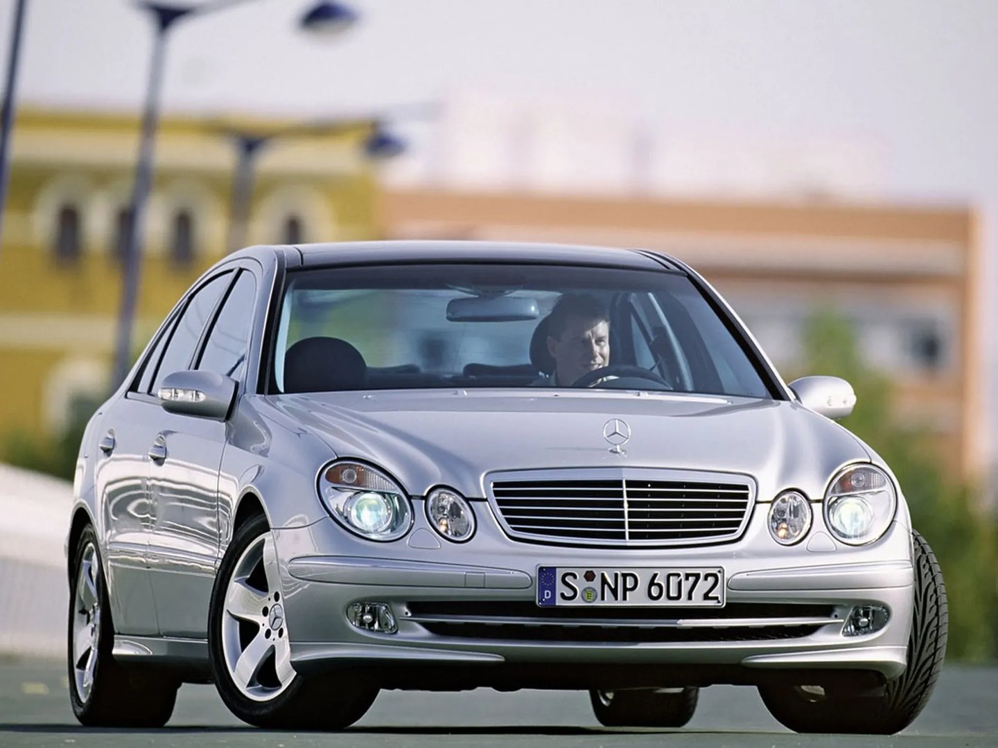 Mercedes_E-Class_3_generation__Sedan__5.jpg