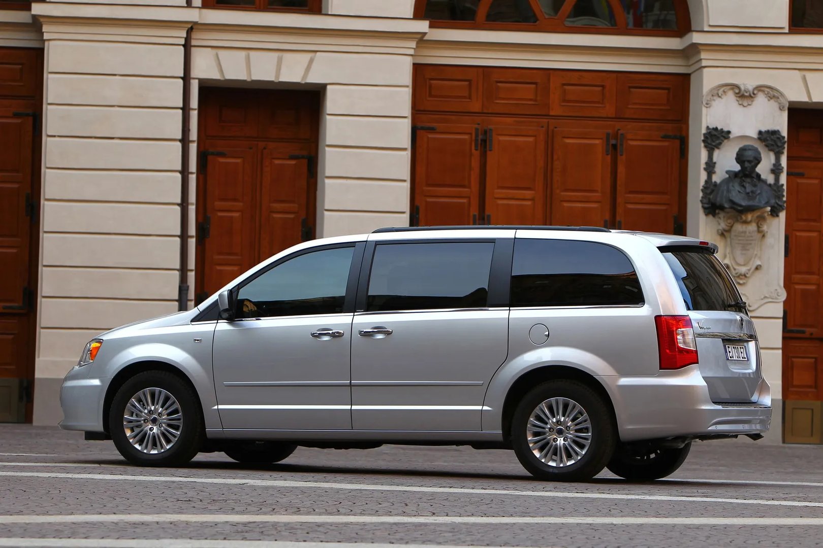 Lancia_Voyager_1_generation__Minivan__10.jpg