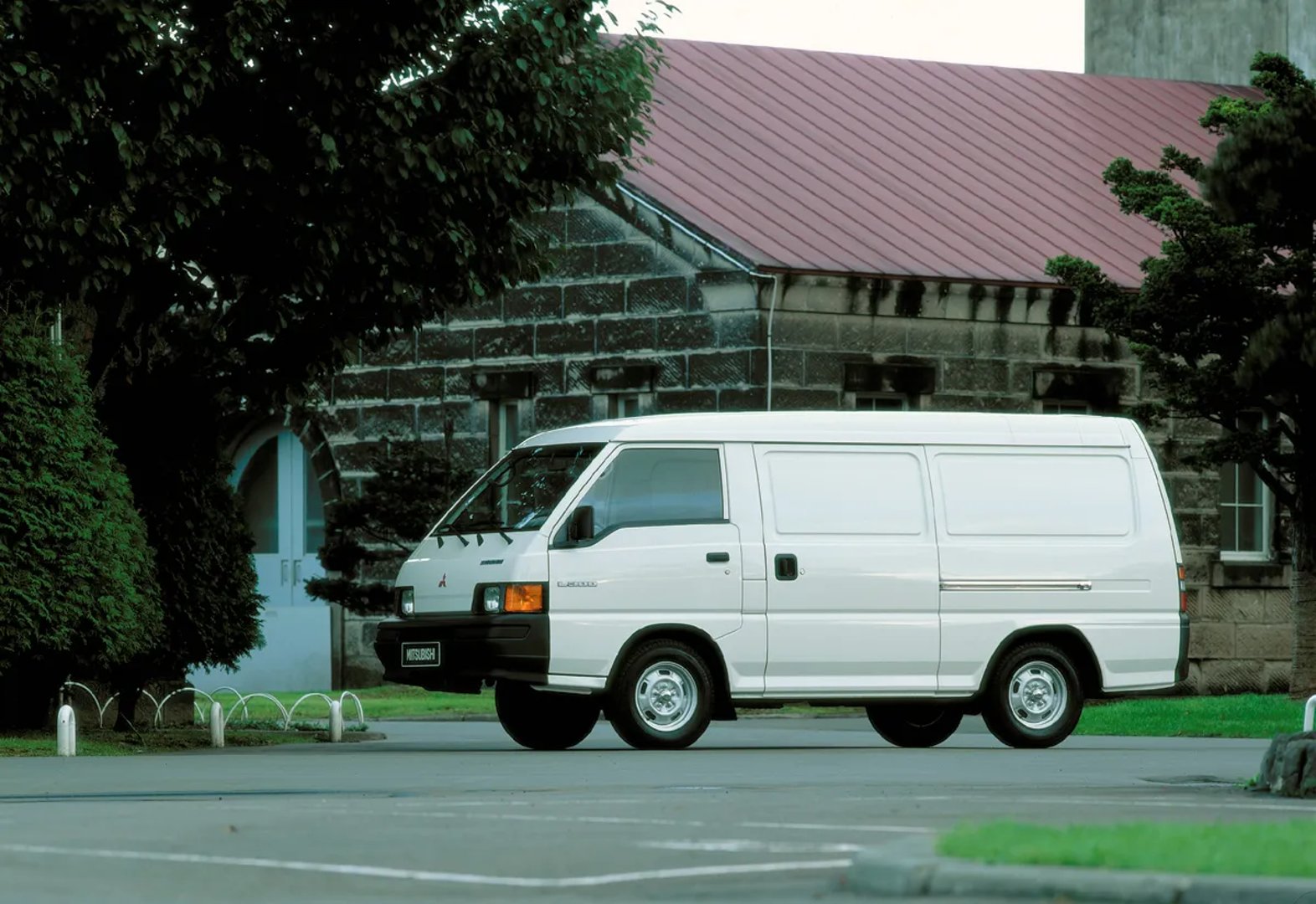 Mitsubishi_L300_2_generation__Van__1.jpg
