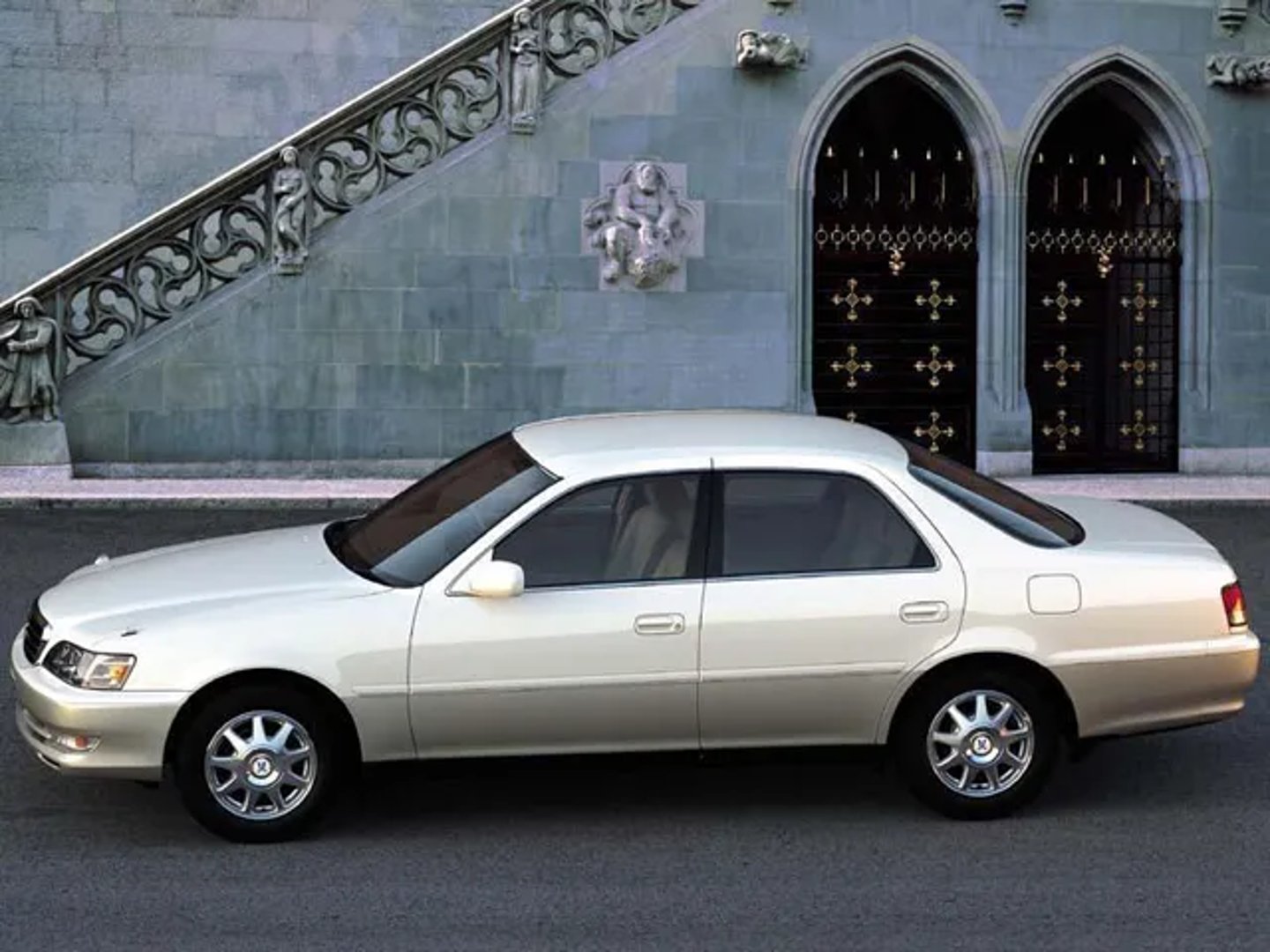 Toyota_Cresta_5_generation_restyling__Sedan__2.jpg