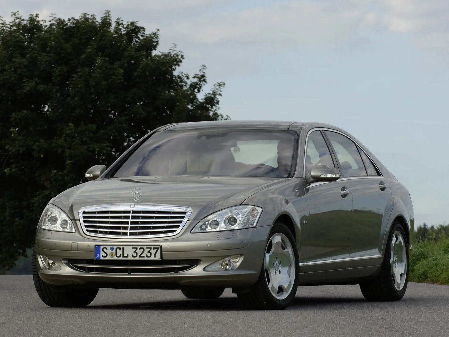 V221  Sedan Long