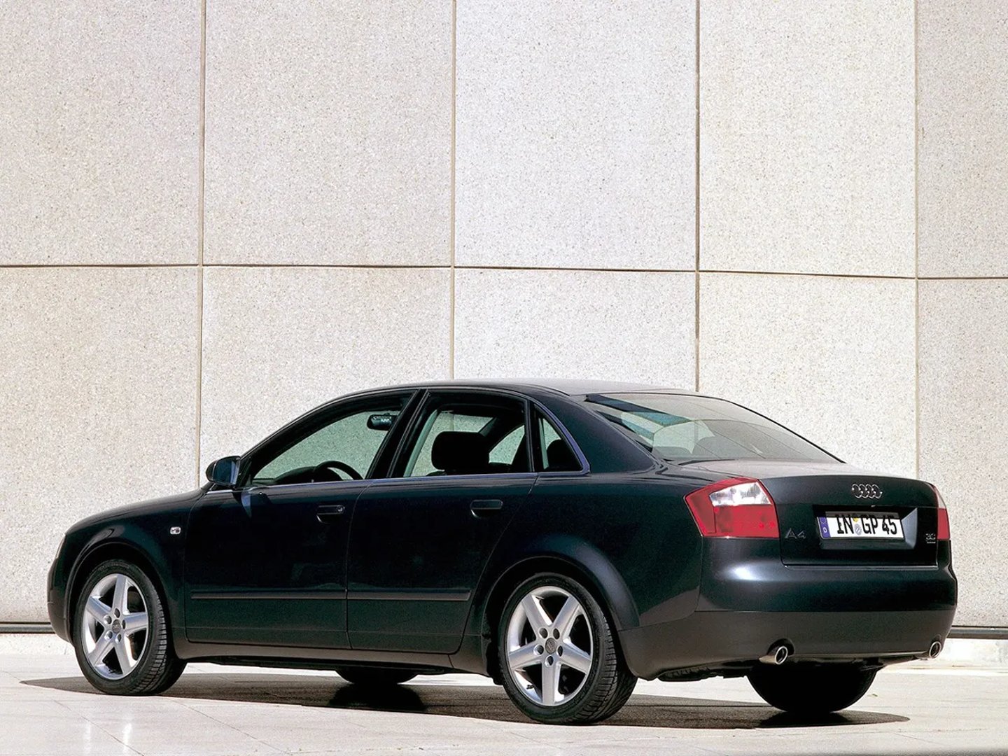 Audi_A4_2_generation__Sedan__10.jpg