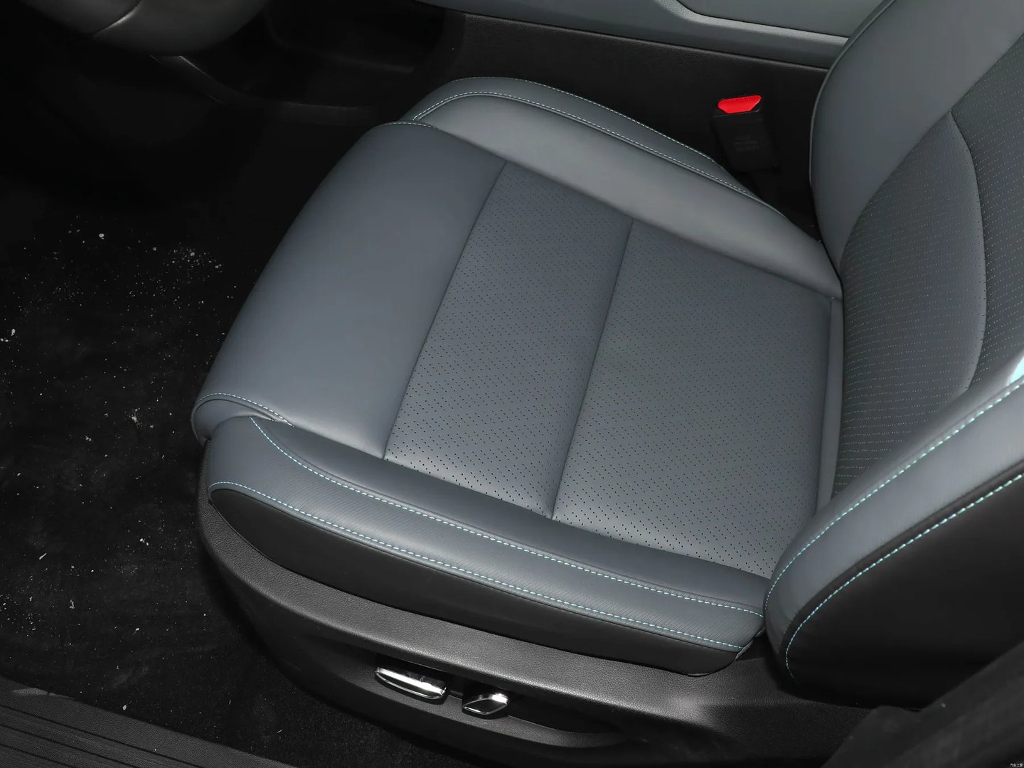 aion_Y_Plus_1_generation__Hatchback_5-door__5.jpg