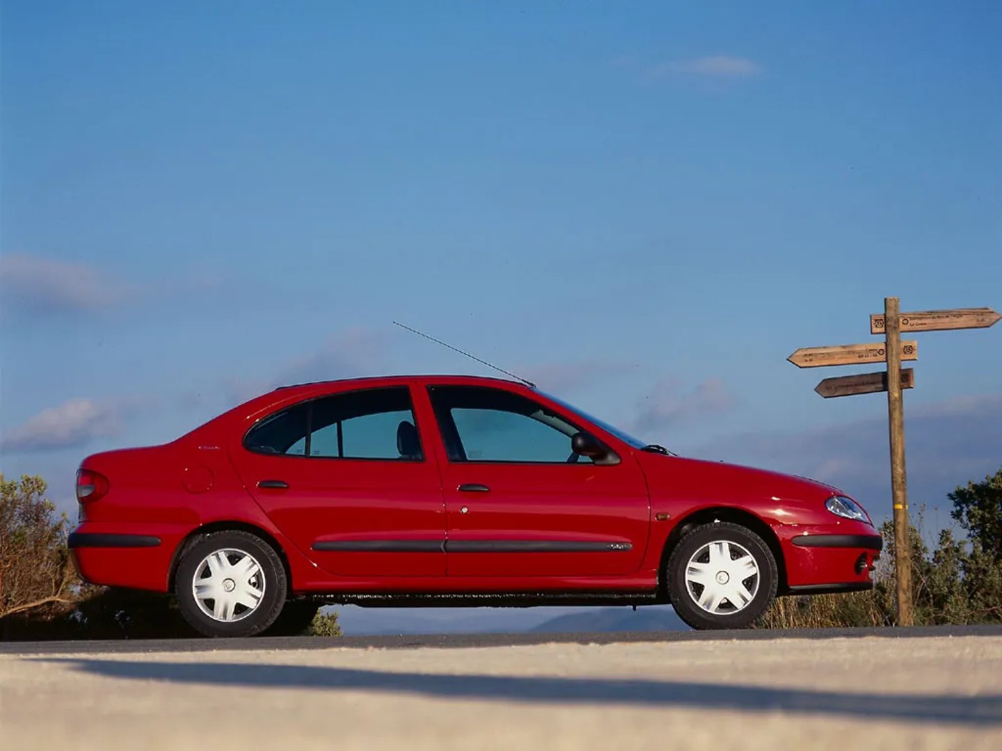 Renault_Megane_1_generation_restyling__Sedan__2.jpg