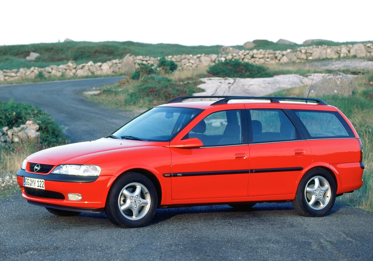 Opel_Vectra_2_generation__Estate_5-door__1.jpg